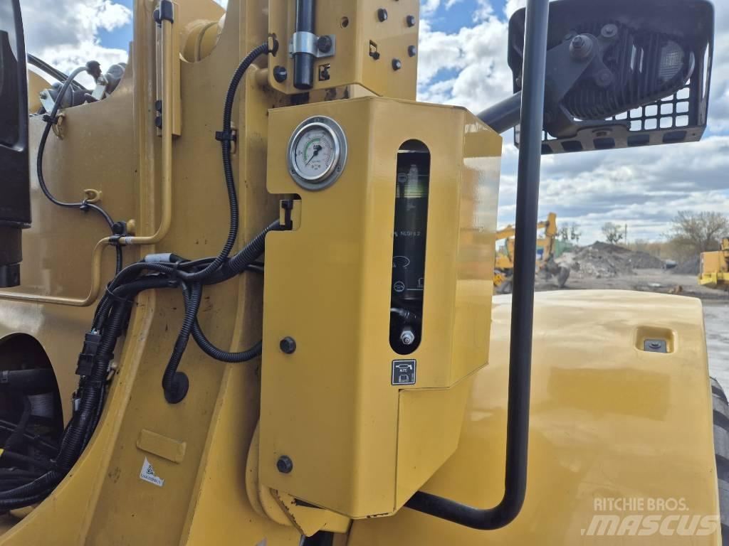 CAT 926M Фронтальные погрузчики