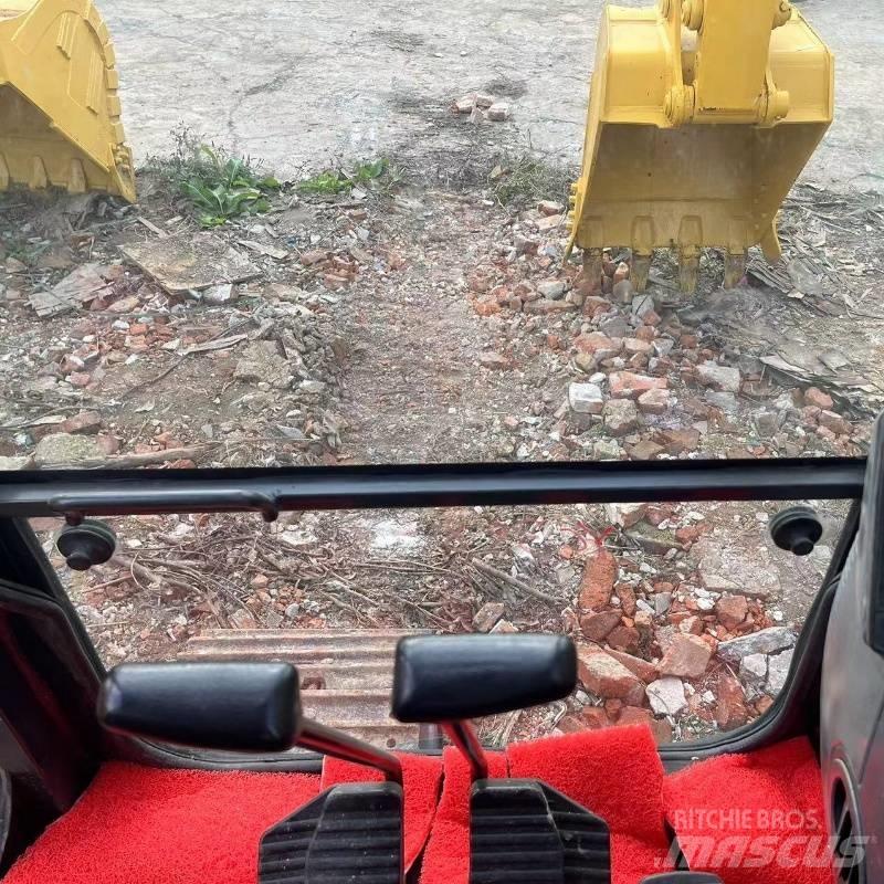 Komatsu PC 138 Гусеничные экскаваторы