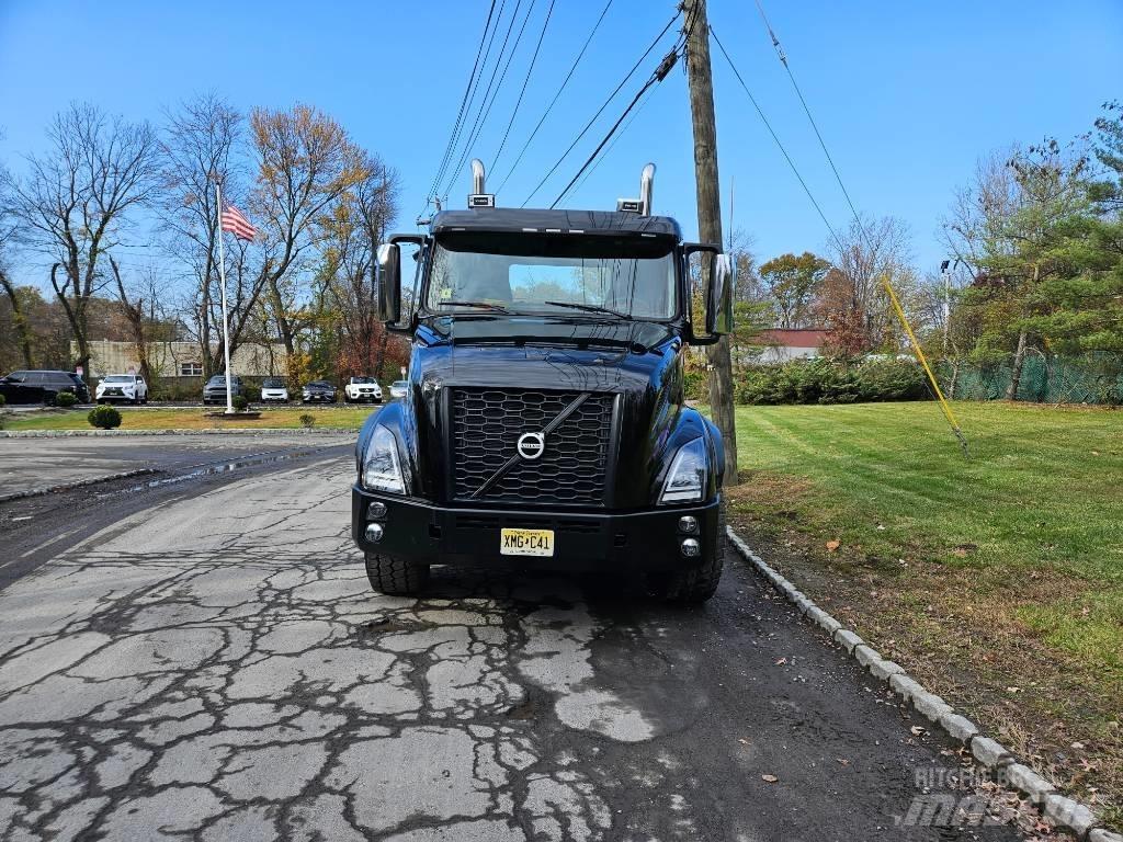 Volvo VNX 64 T300 Грузовики-платформы/боковая разгрузка