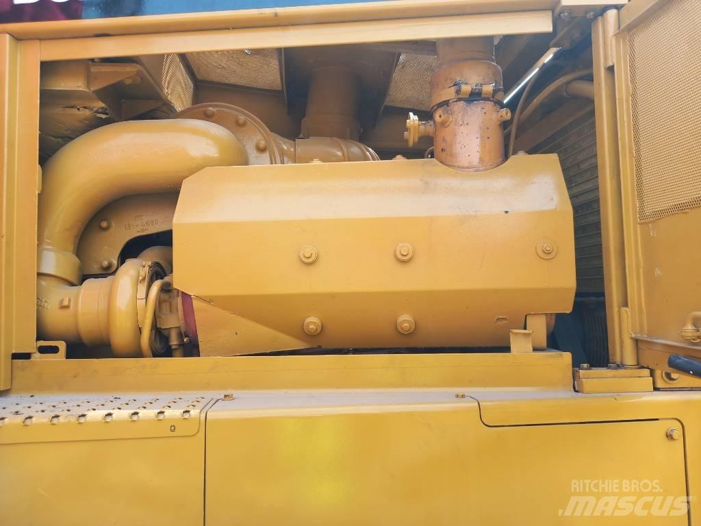 CAT D8R (Abu Dhabi) Гусеничные бульдозеры