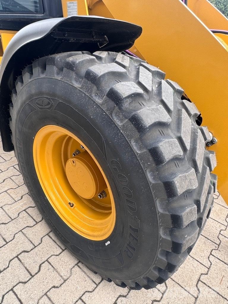 CAT 908 Фронтальные погрузчики