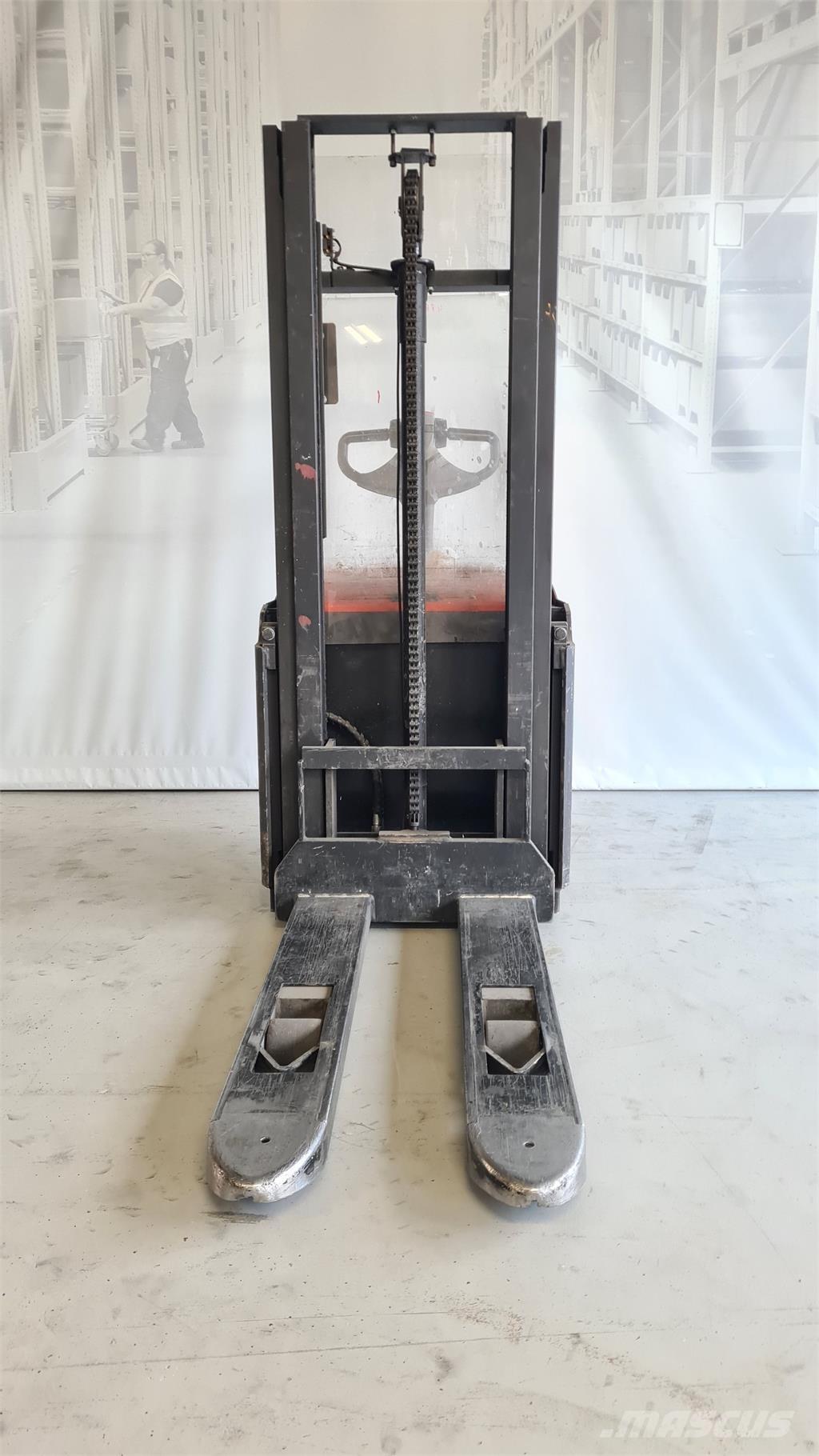 Toyota SWE120 Самоходные электроштабелёры