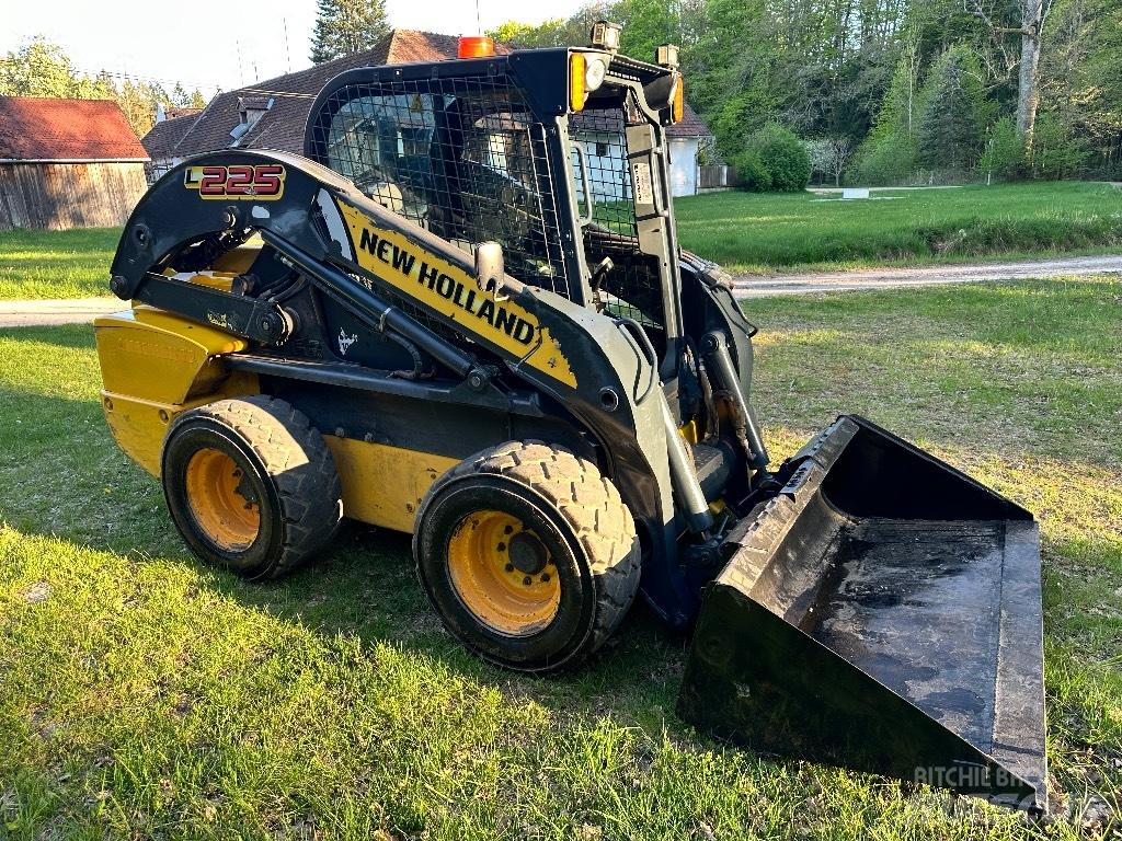 New Holland L 225 Мини-погрузчики