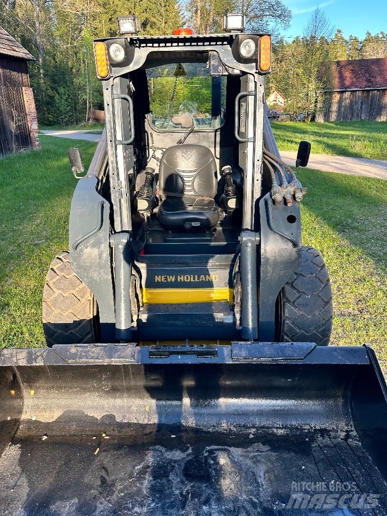 New Holland L 225 Мини-погрузчики