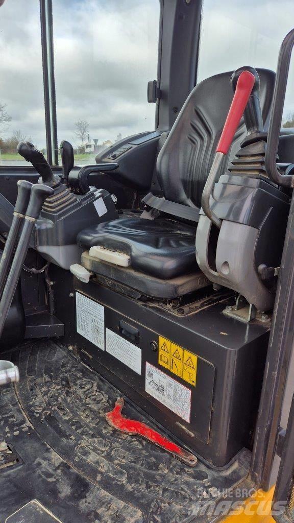 Kato HD 30V4 Экскаваторы-погрузчики