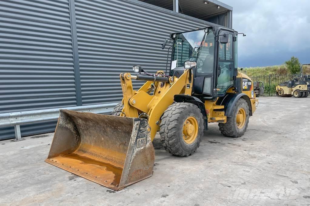 CAT 907M Фронтальные погрузчики