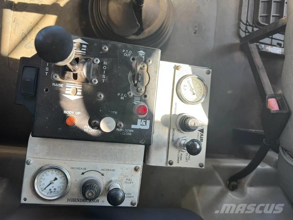 Mack GU813 Грузовики-Самосвалы