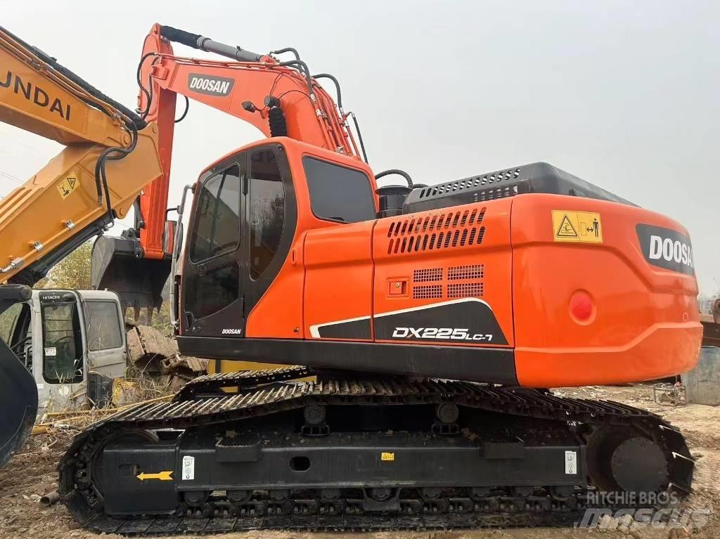 Doosan DX225LC-9C Гусеничные экскаваторы