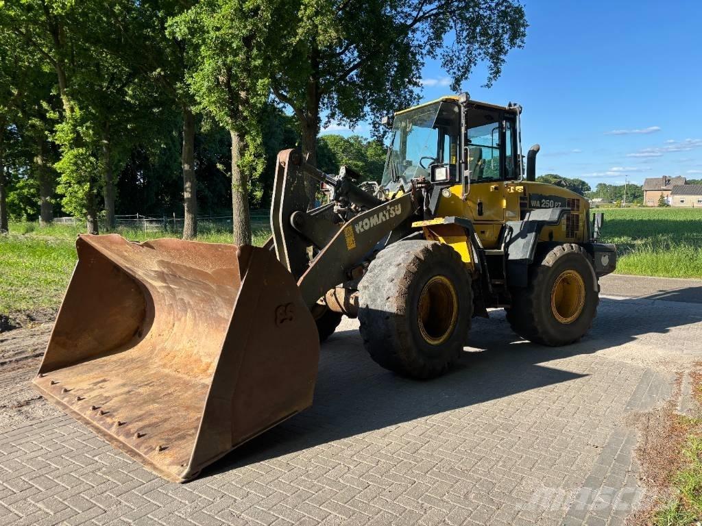 Komatsu WA250-6 Фронтальные погрузчики