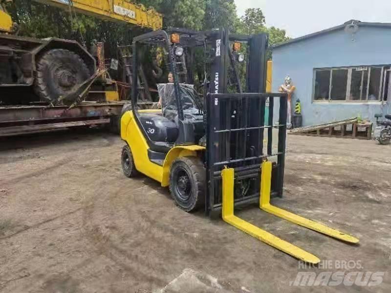 Komatsu 3Ton Дизельные погрузчики