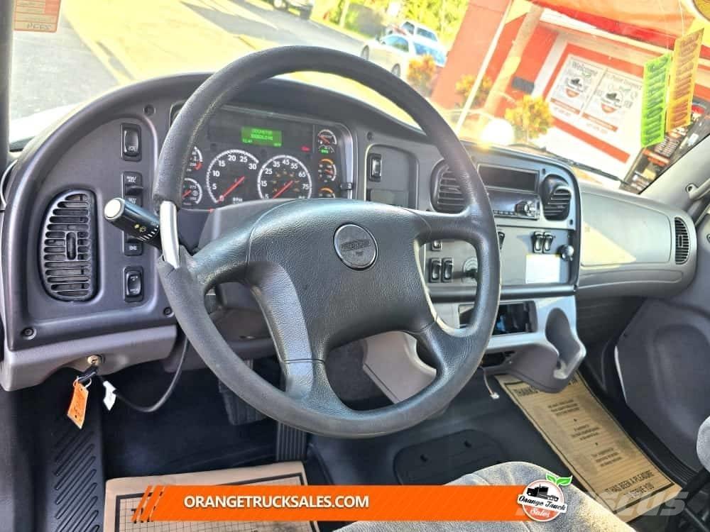 Freightliner M2 106 Грузовики-Рефрижераторы