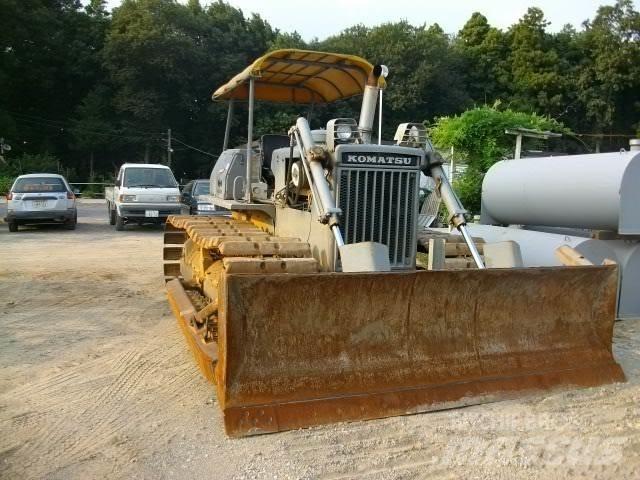 Komatsu D 40 P Гусеничные бульдозеры