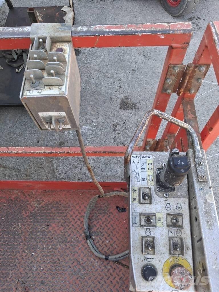 SkyJack SJ 6826 RT Ножничные подъемники