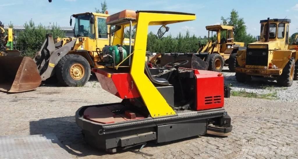 Tennant 528 Вакуумные уборочные машины