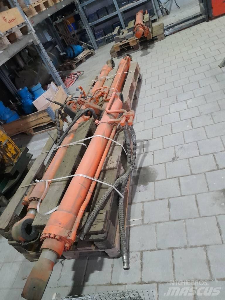 Hitachi ZX 210 Гусеничные экскаваторы