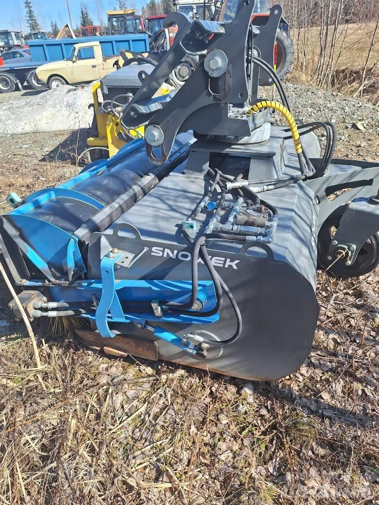 Snowek Circulus 220M Пескоразбрасыватели