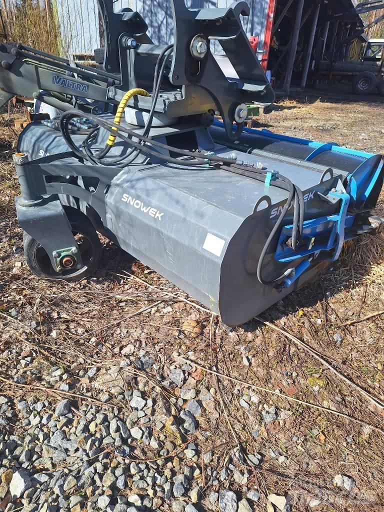 Snowek Circulus 220M Пескоразбрасыватели