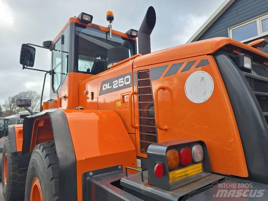 Doosan DL250 Фронтальные погрузчики