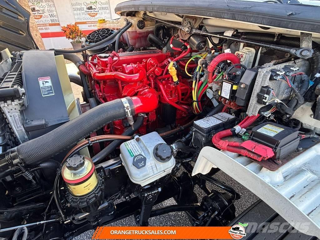 Freightliner M2 Грузовики-Фургоны