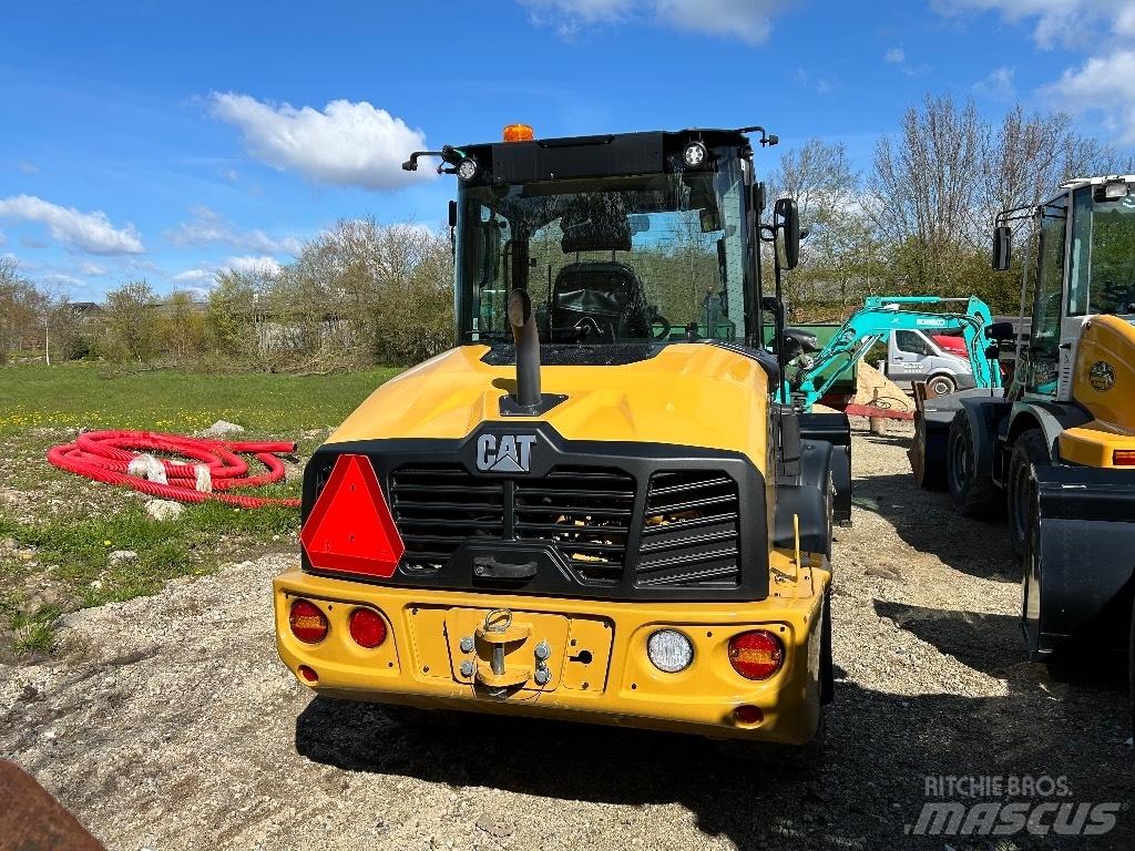 CAT 906 Фронтальные погрузчики