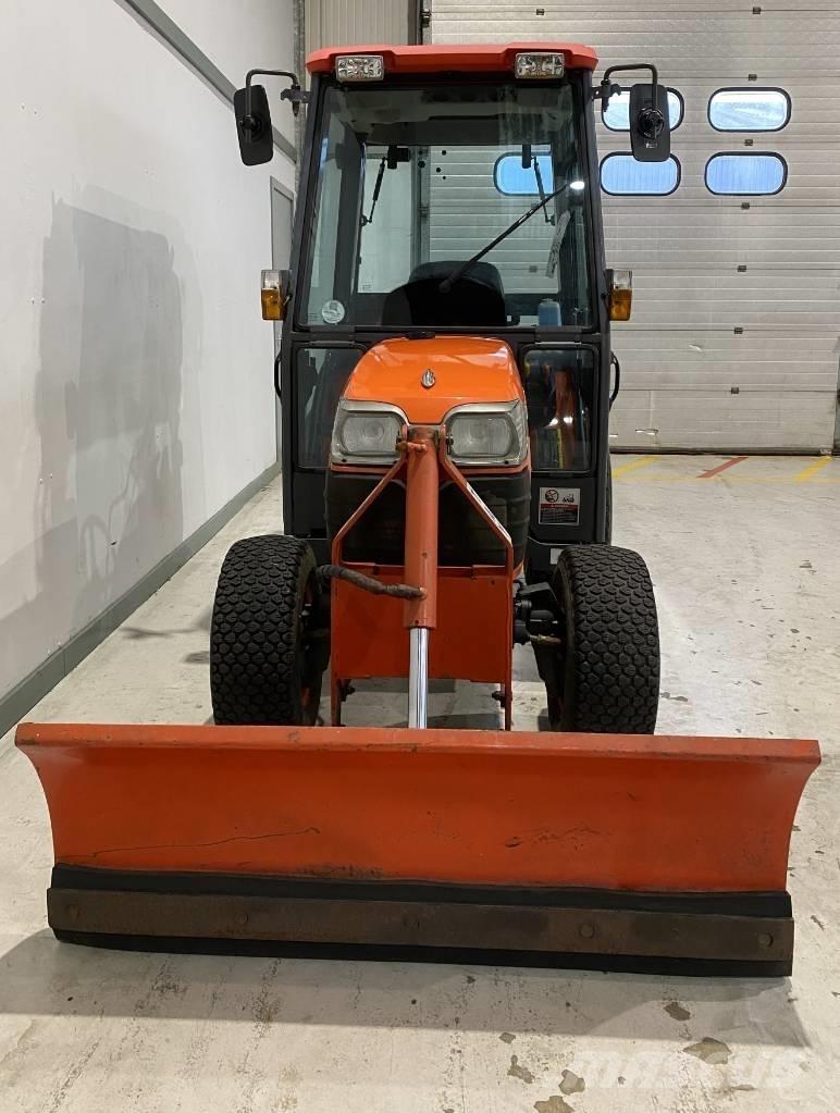 Kubota B2530 Коммунальные тракторы
