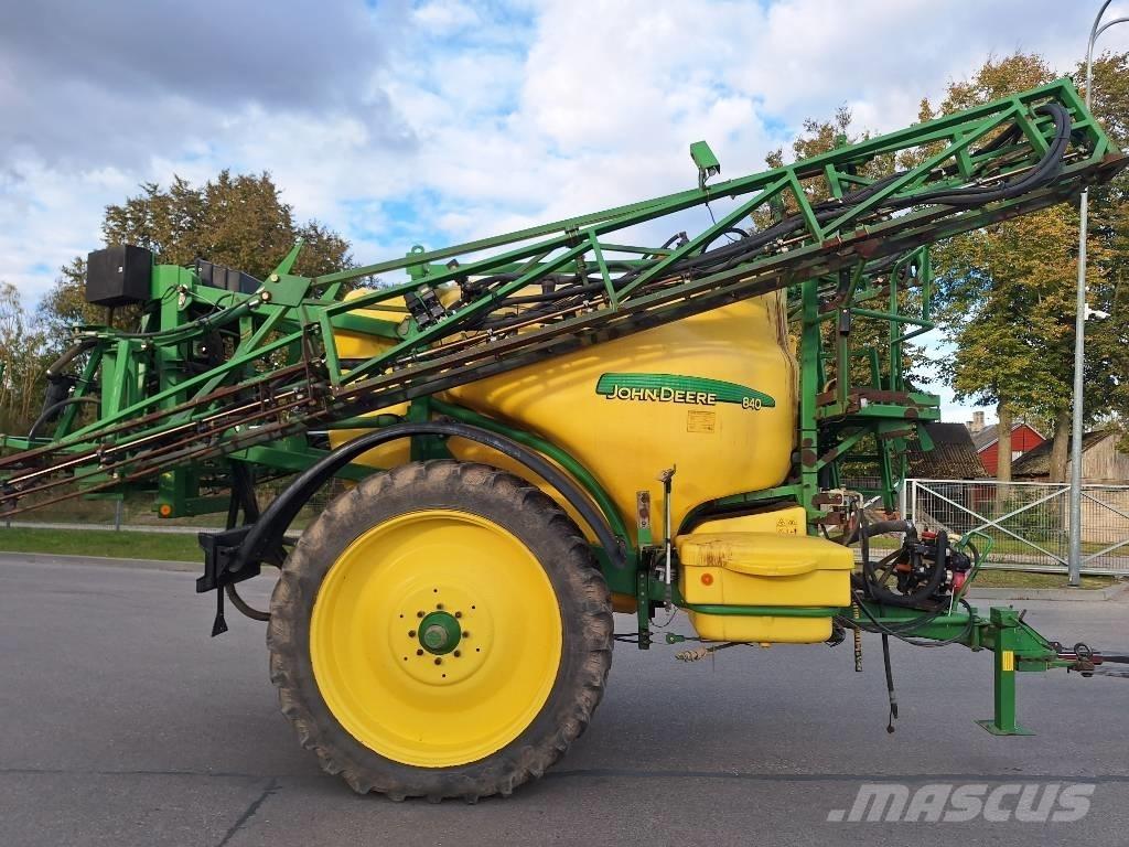 John Deere 840 Прицепные опрыскиватели