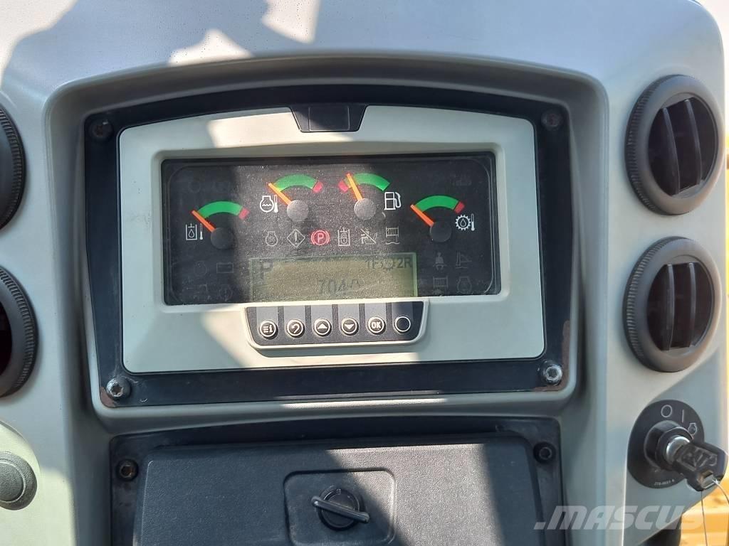 CAT D8T (Abu Dhabi) Гусеничные бульдозеры
