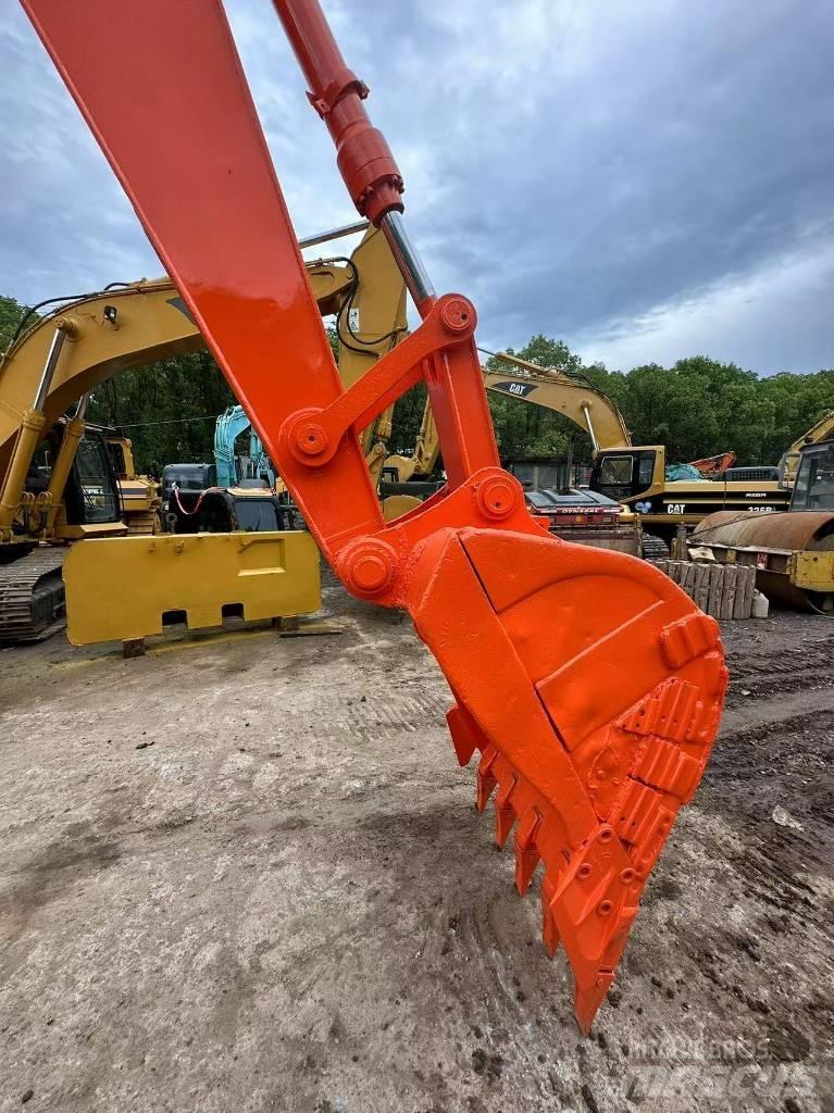 Hitachi ZX200 Гусеничные экскаваторы