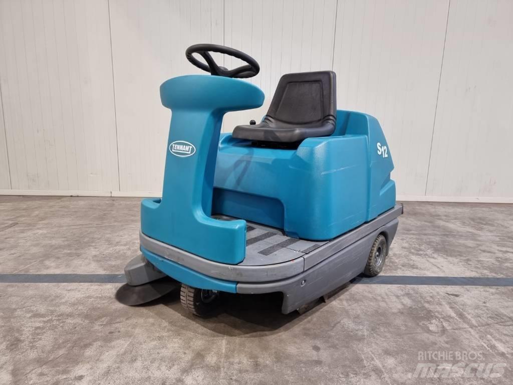 Tennant S12 Вакуумные уборочные машины