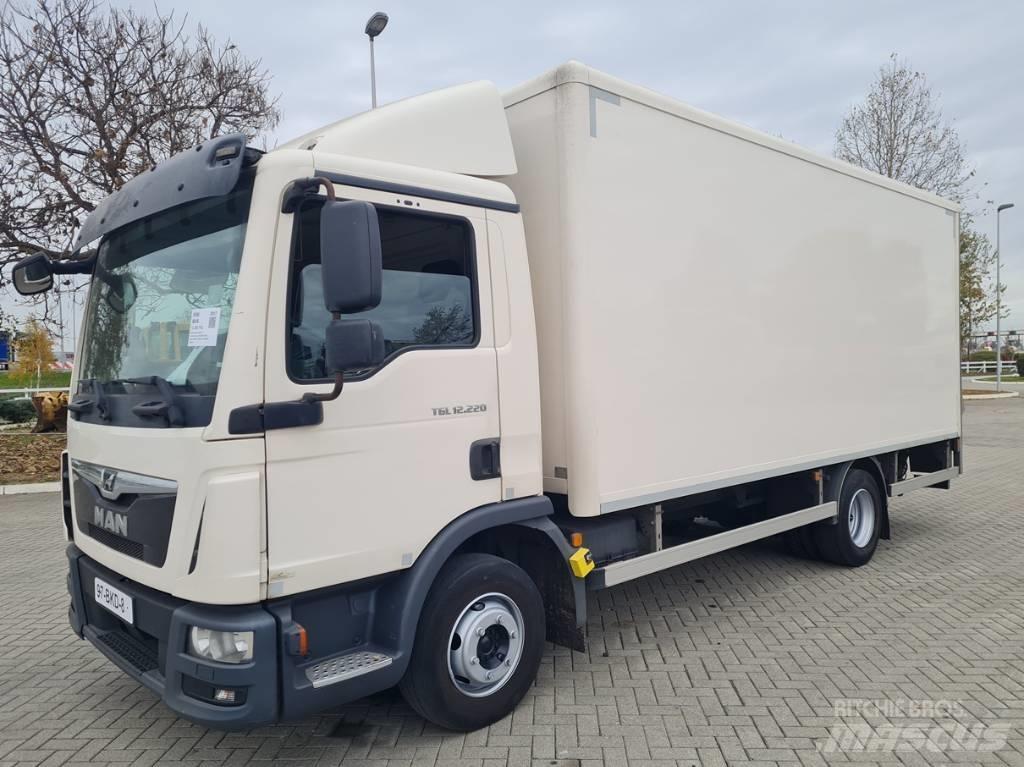 MAN 12.220 / 5.5m / LIFT Грузовики-Фургоны