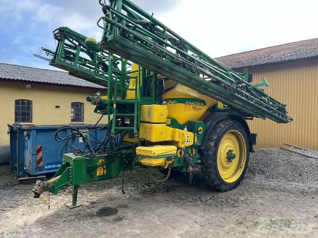 John Deere 840 Прицепные опрыскиватели