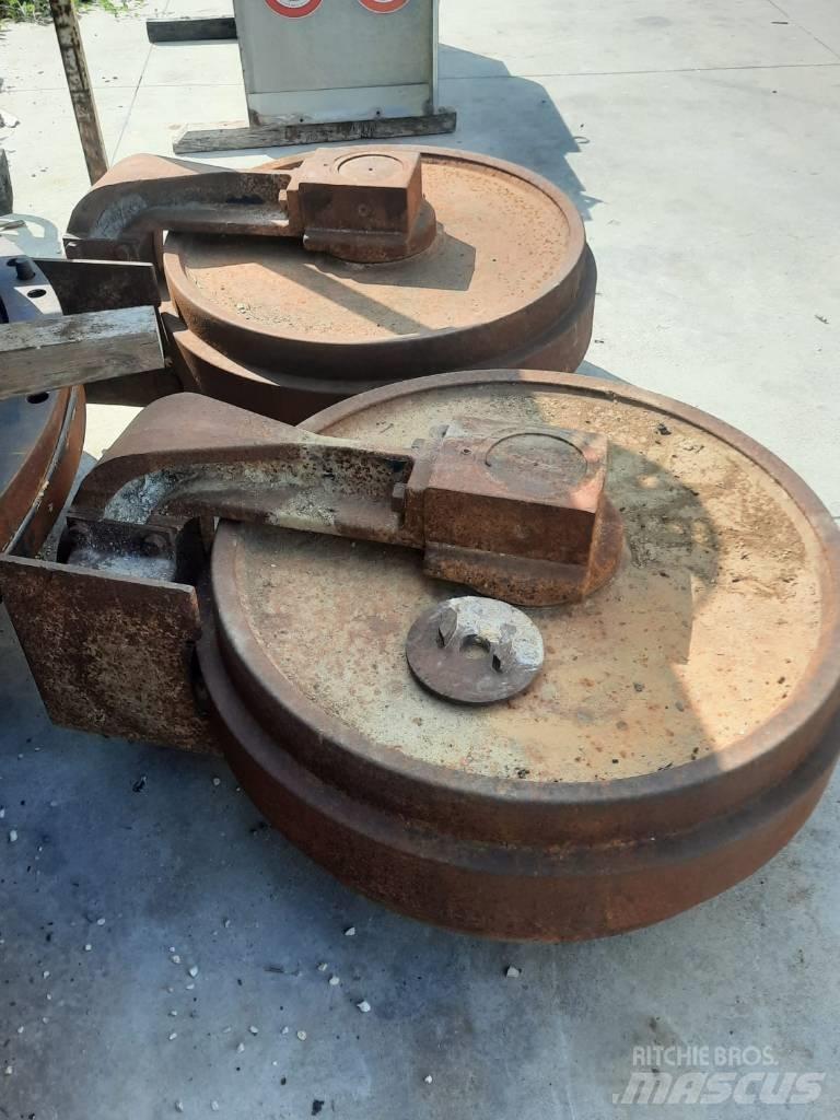 Hitachi EX 700 Гусеницы и цепи