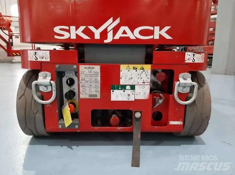 SkyJack SJ 12 Вертикальные мачтовые подъемники