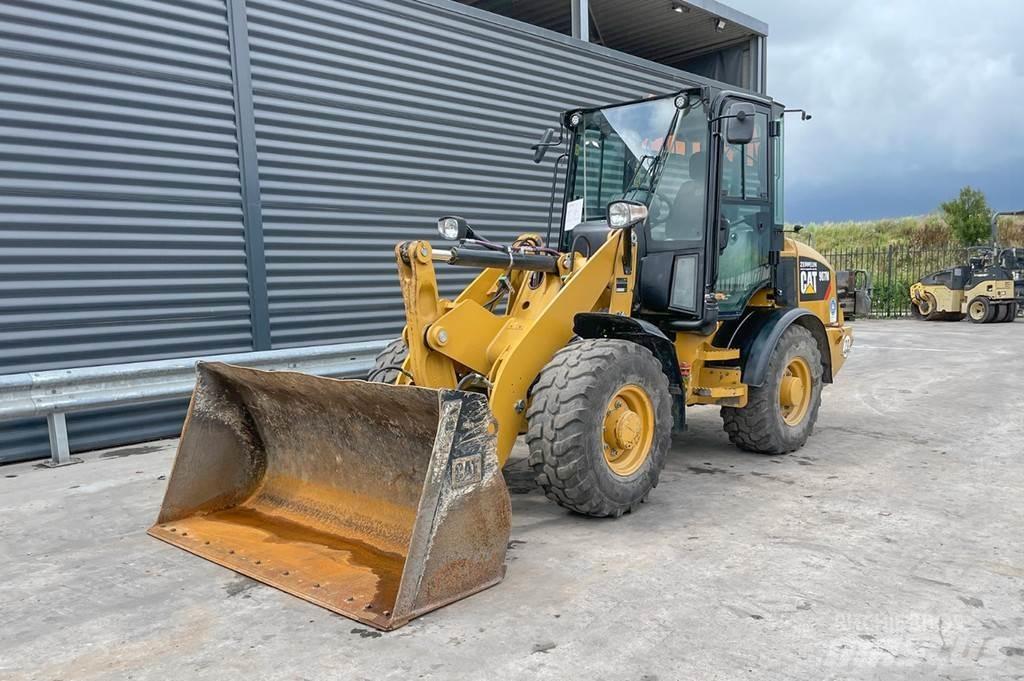 CAT 907M Фронтальные погрузчики