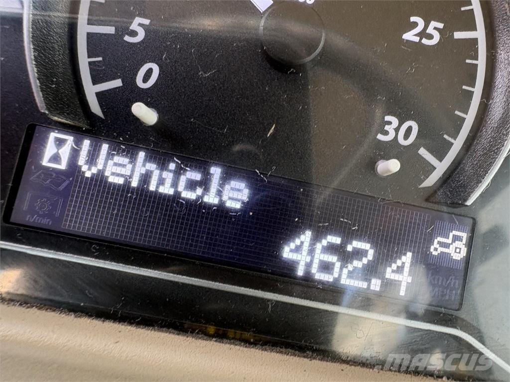 John Deere 4066R Коммунальные тракторы