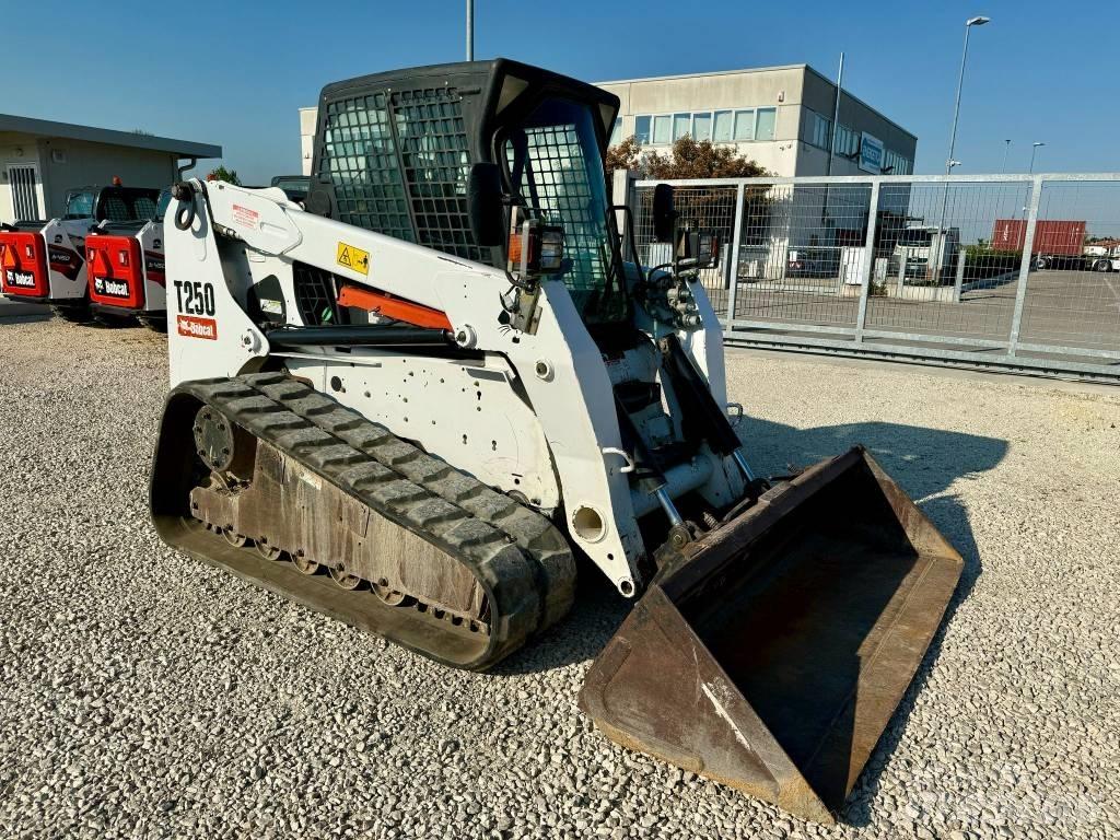 Bobcat T 250 Гусеничные фронтальные погрузчики