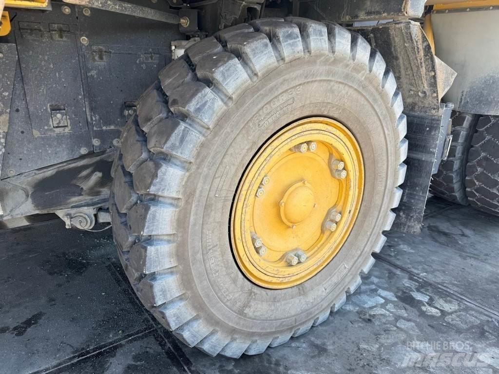 Komatsu HD405-7 Карьерные самосвалы