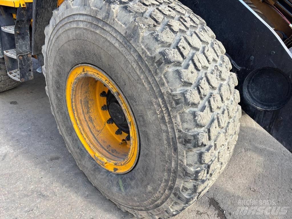 JCB 437 HT Фронтальные погрузчики