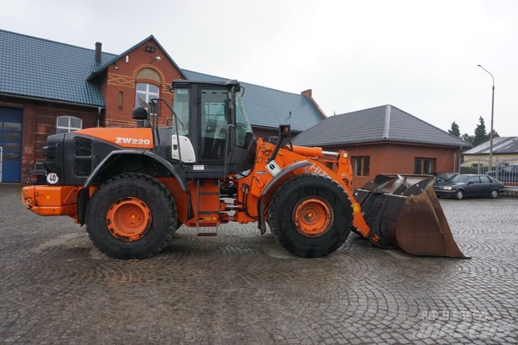 Hitachi ZW 220-5 B Фронтальные погрузчики