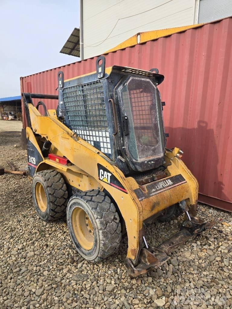 CAT 242 B Мини-погрузчики