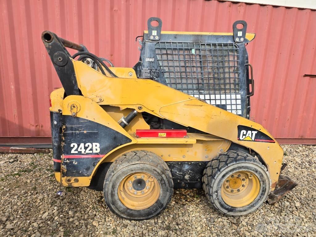 CAT 242 B Мини-погрузчики