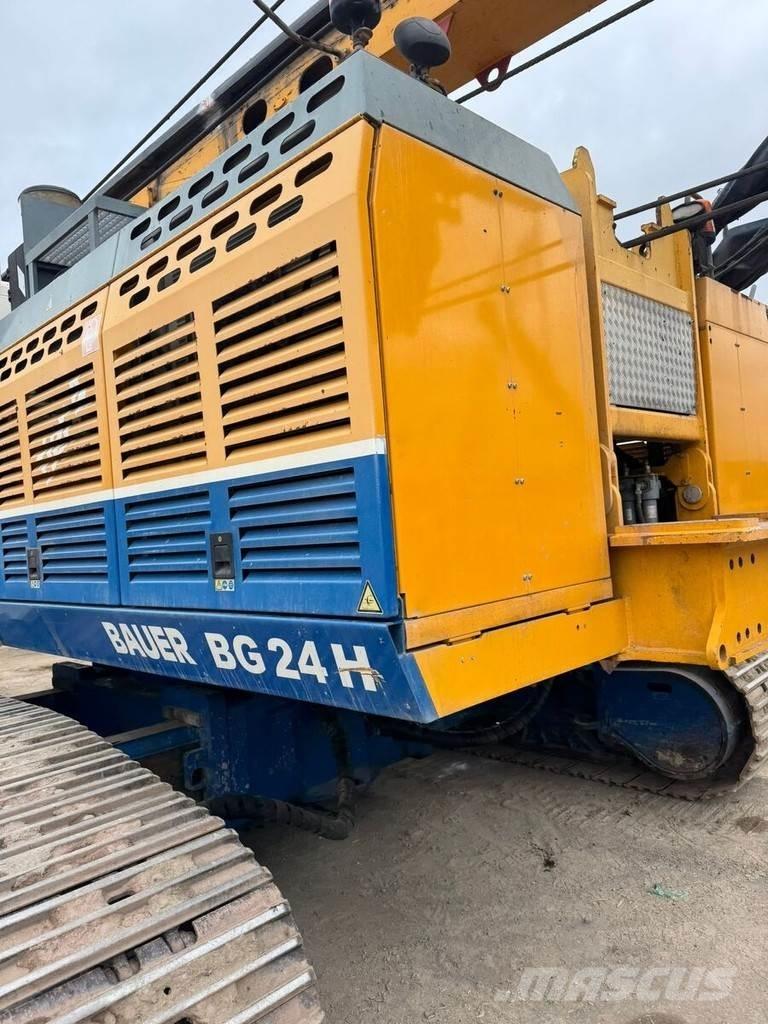 Bauer BG 24 H Гусеничные буровые установки