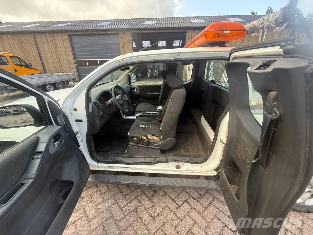 Nissan Navara Бортовые фургоны