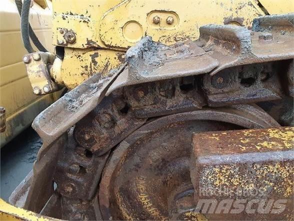 CAT D8T Гусеничные бульдозеры