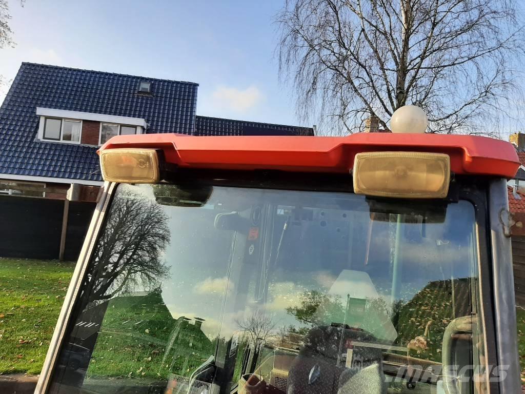 Kubota B 2530 Коммунальные тракторы