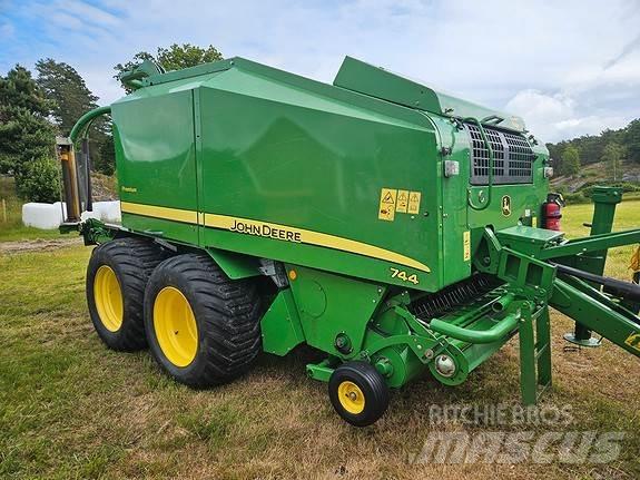 John Deere 744 Рулонные пресс-подборщики
