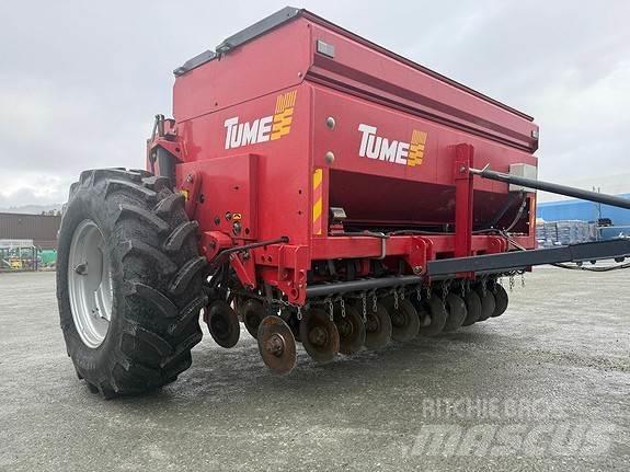 Tume HKL 2500 Разбрасыватели органических удобрений