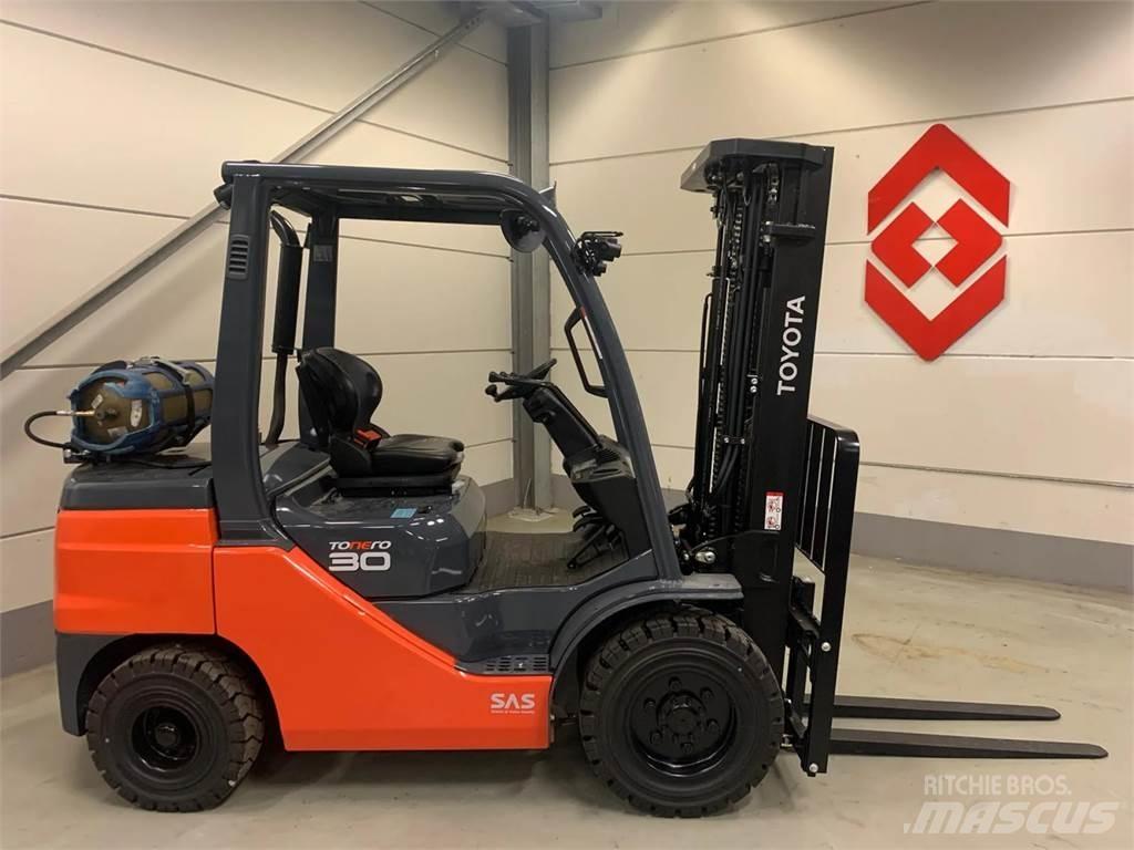 Toyota 02-8FGF30 Газовые погрузчики