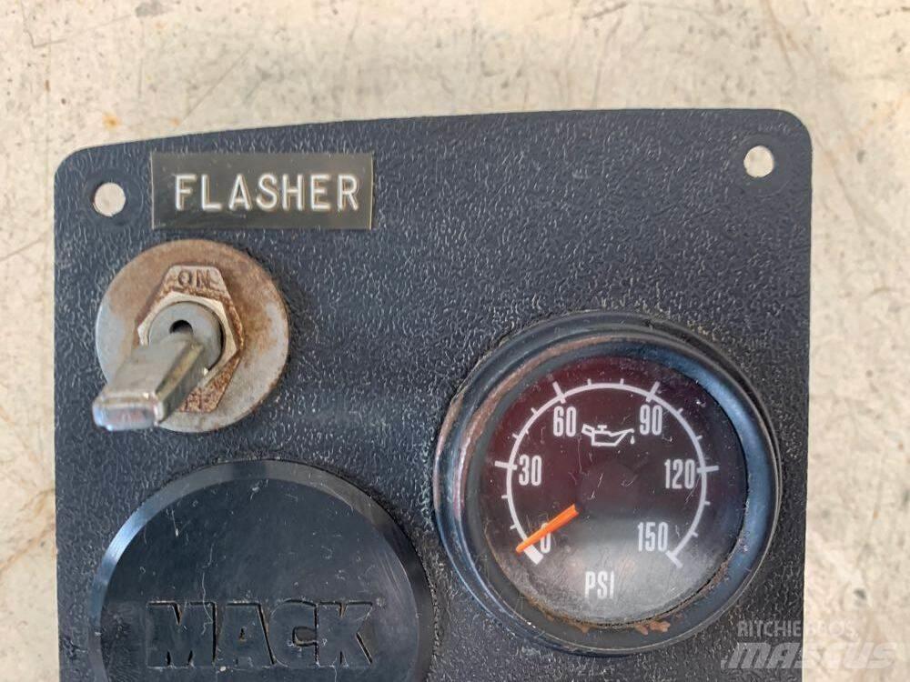 Mack RD680 Электронные блоки