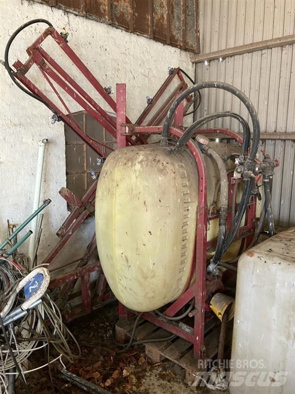 Hardi  Прицепные опрыскиватели